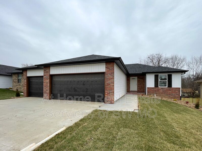 Nixa House: 656 Southgate