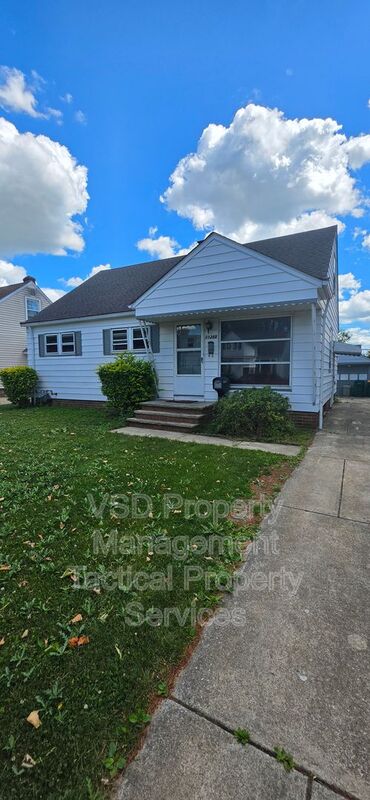 Maple Hts House: 19268 Stafford Ave