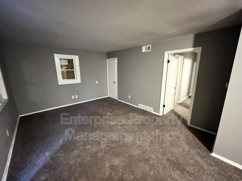 Photo 2 of 829 Alida Ave