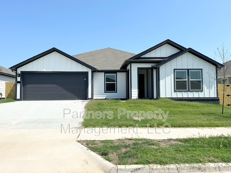 Fayetteville House: 4390 West Glacier Street
