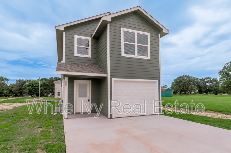 Point Blank House: 250 N Shady Oaks
