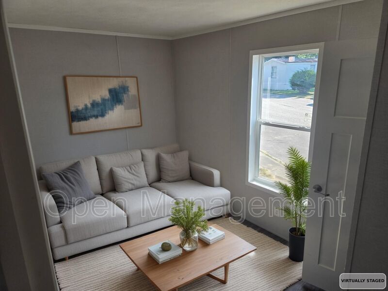 Bloomington House: 900 N. Curry Pike