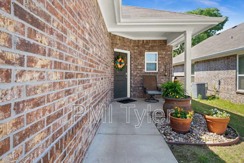 Mineola House: 134 Blue Bird Lane