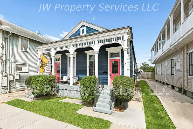 New Orleans House: 5225 Magazine St