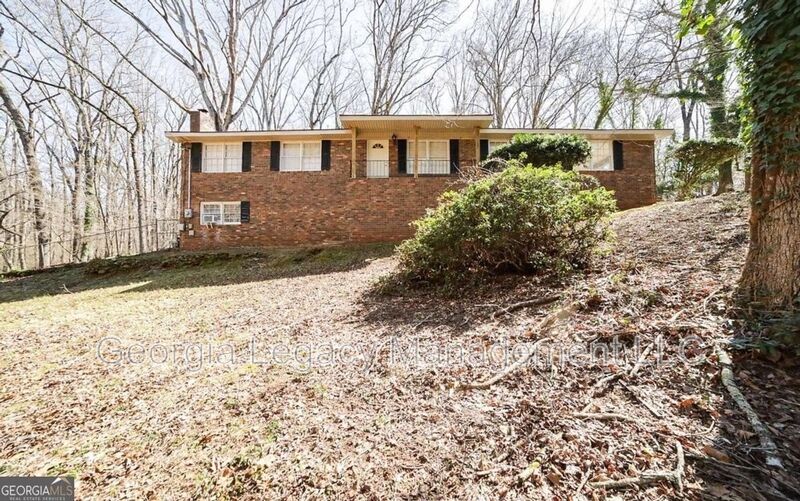 Athens House: 325-1 Segrest Circle