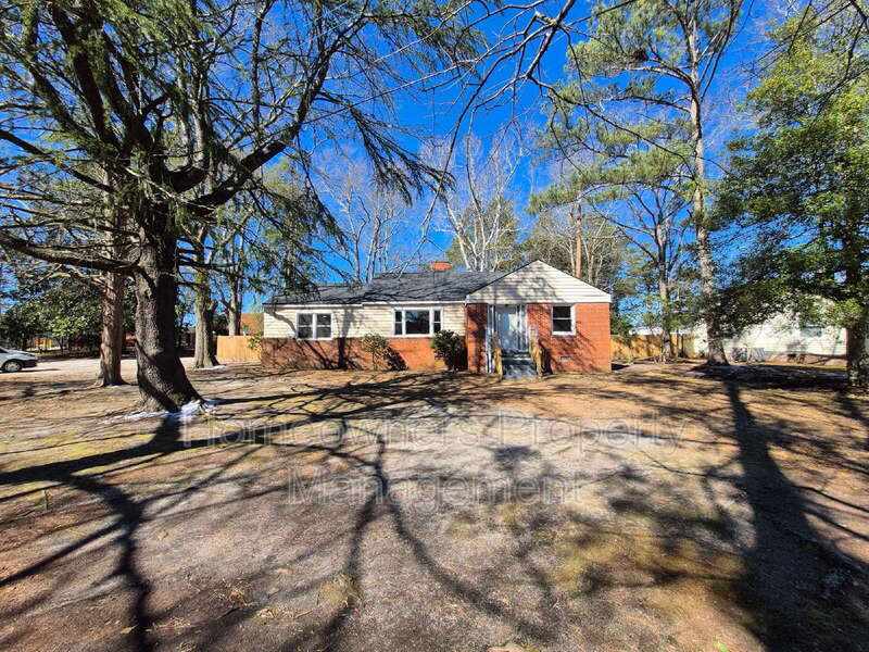 Raeford House: 113 N Wright St