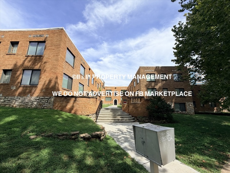 Kansas City Condo: 4511 Roanoke Parkway - 2