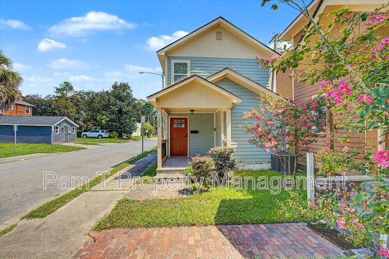 Savannah House: 1200 E 37th St