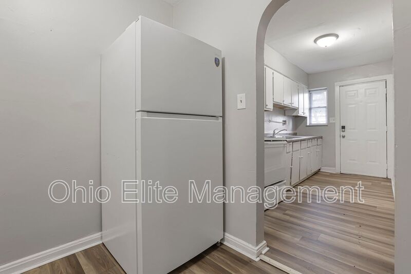 Columbus House: 987 Lilley Ave