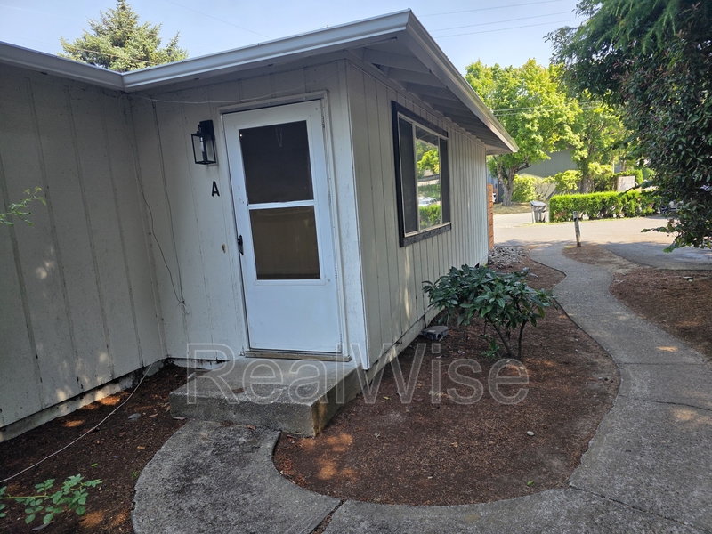 Vancouver House: 1101 NE Minnehaha St