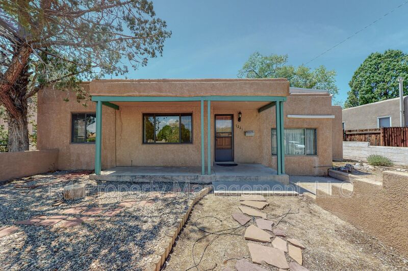 Albuquerque House: 1321 Lobo Place NE