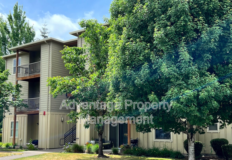 Monmouth House: 519 N Catron Place