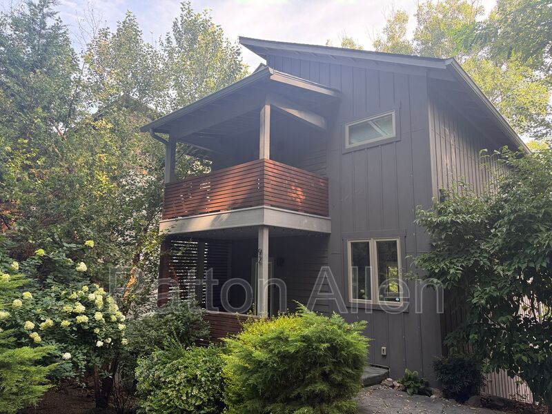 Asheville House: 92 Hibriten Dr