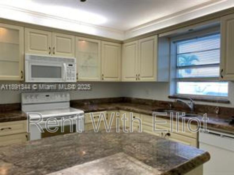 Hollywood Condo: 2832 Fillmore St
