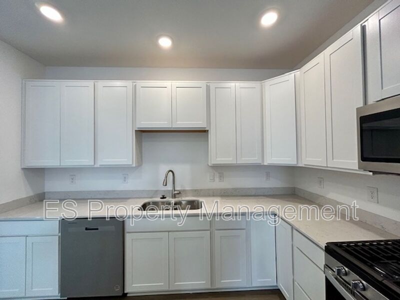 Beautiful, 2 Story Newly Built - 3 Bedroom, 2.5 Bath!  - Photo 8