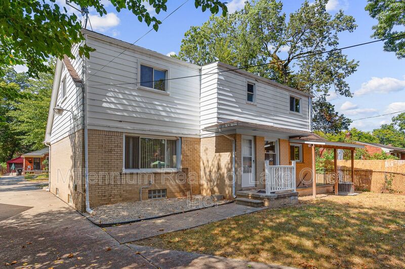 Oak Park House: 24034 Meadowlark St