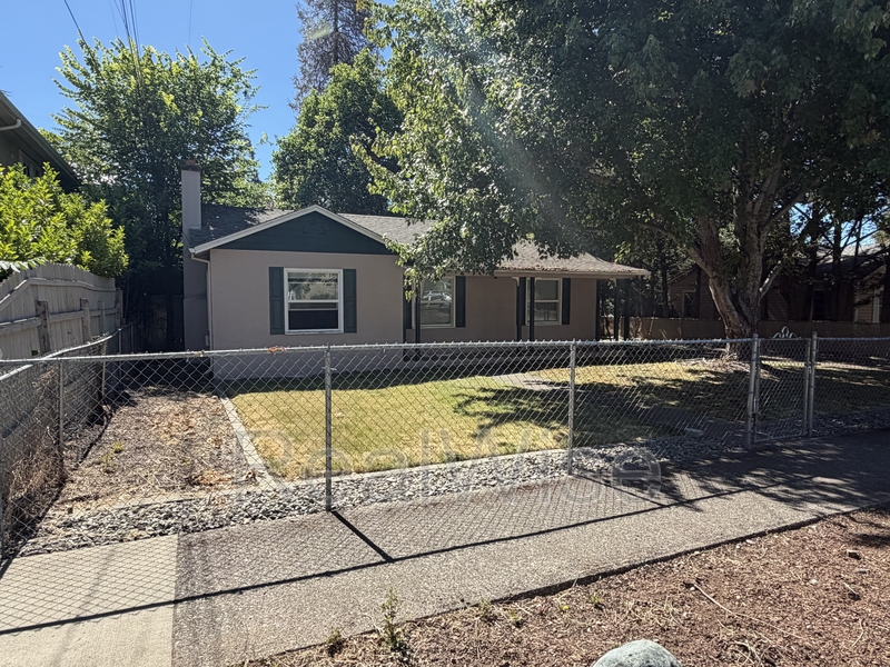 Grants Pass Condo: 751 NW 5th St