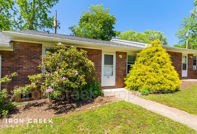 Black Mountain House: 250 Avena Rd