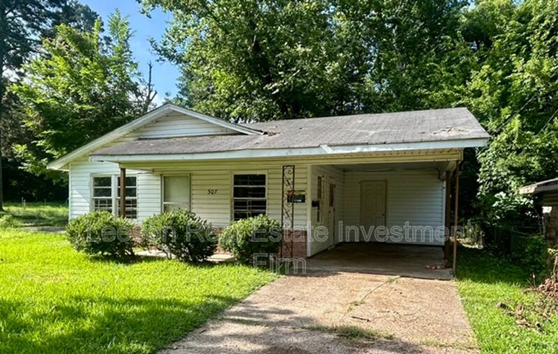 Shreveport House: 307 W 71st St.