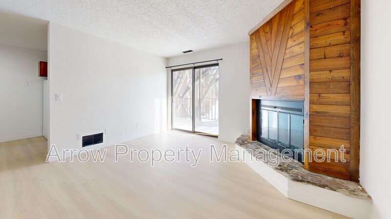 Bismarck House: 203 E Arbor-208F