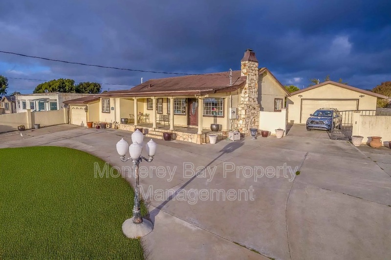 Seaside House: 1976 Grandview St