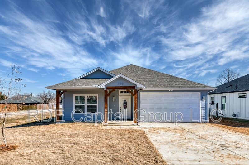 Venus House: 200 Oak St