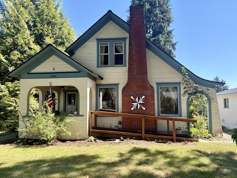 Lynden House: 1205 Front Street