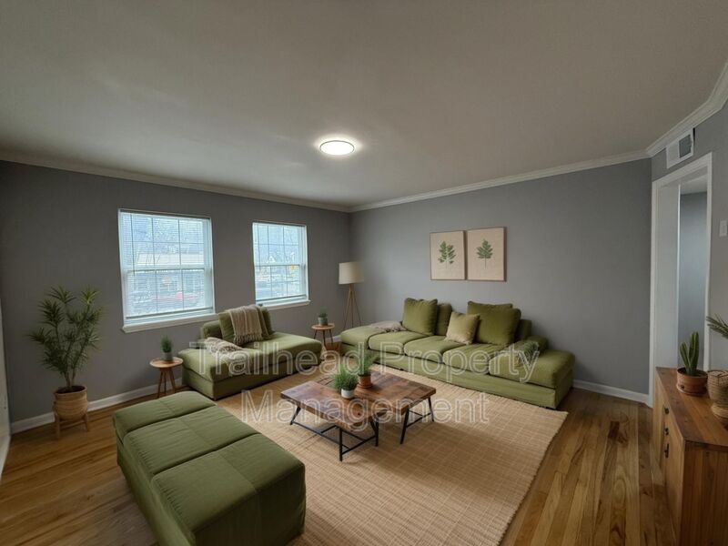 Kansas City House: 202 E Gregory