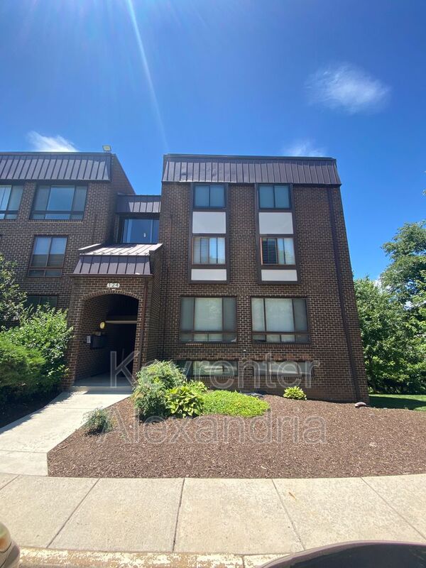 Alexandria Condo: 124 Roberts Lane