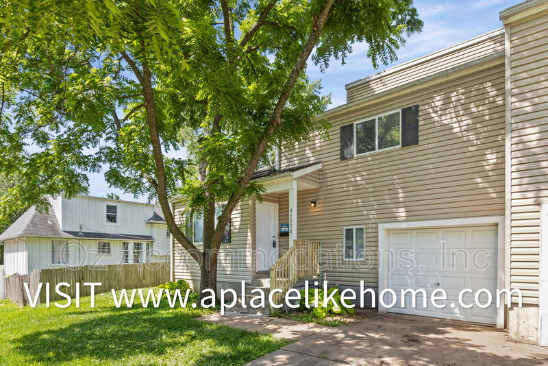 Kansas City Condo: 9702 Sheperds Dr, Unit B