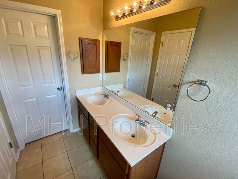 Amazing 3 bed/2.5 bath two story home in Belmont Park with community amenities and Schertz/Cibolo School District! - Photo 14