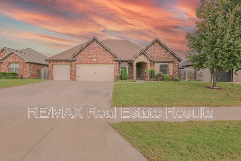 Bentonville House: 2202 SW Tupelo Ave