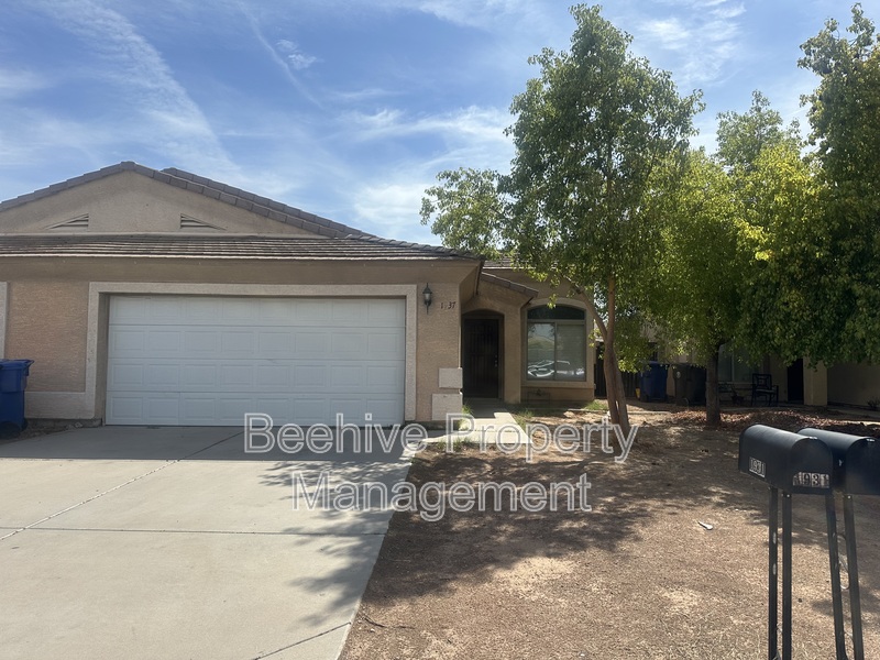 Mesa House: 1937 S 80th St