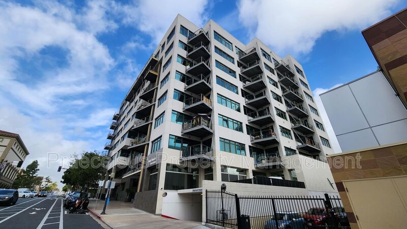 San Diego House: 1551 4th Ave