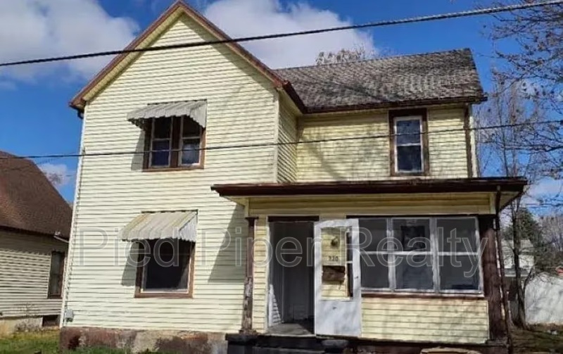 Freeport House: 320 W Clark St