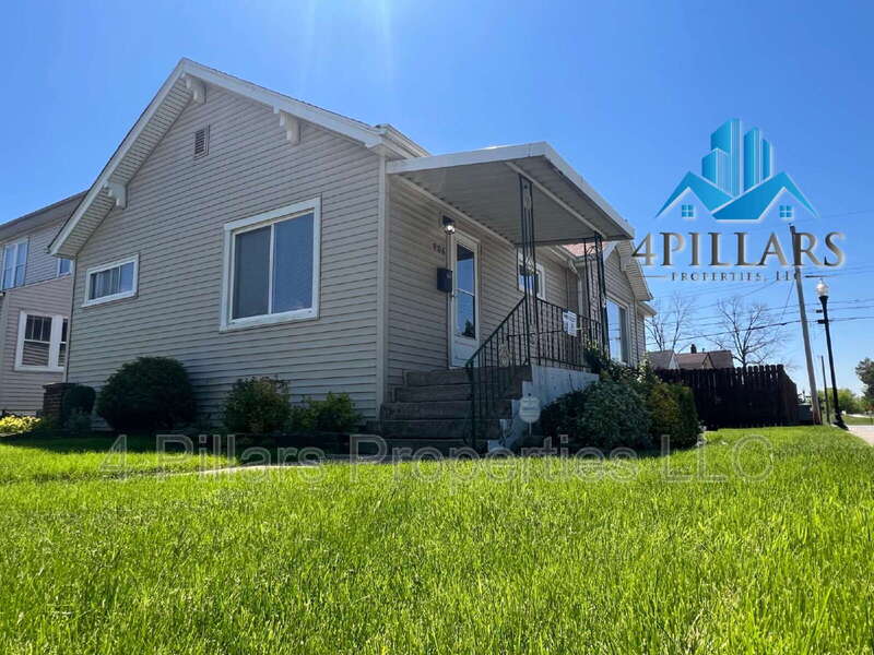 Hammond House: 906 177th Place