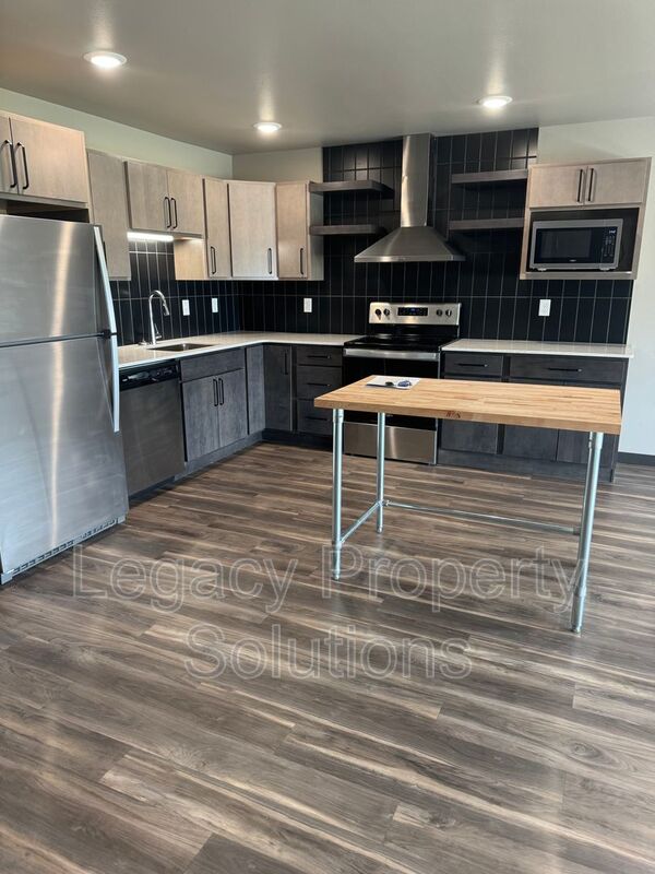 Bismarck House: 220 E Greenfield Ln