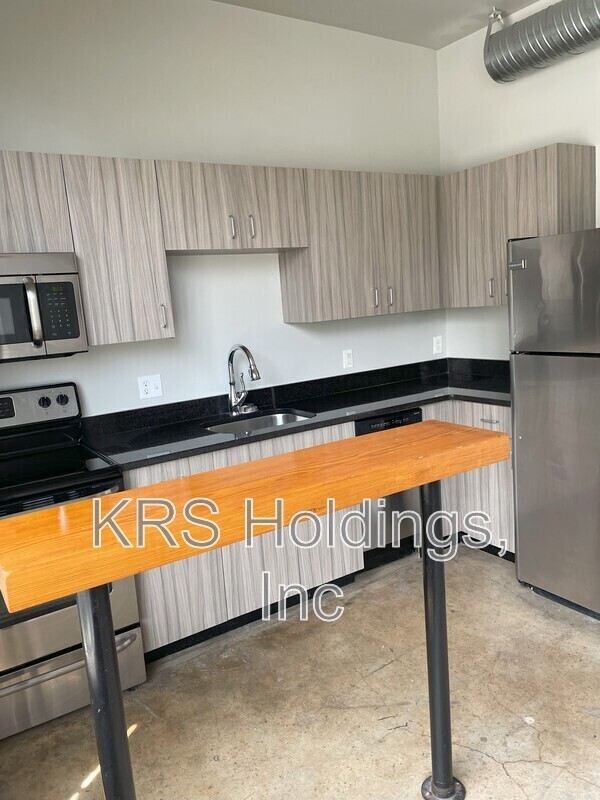 PETERSBURG Condo: 123 Pine St