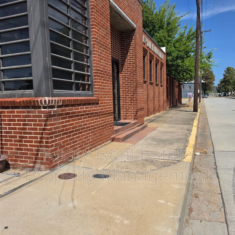 Lafayette House: 136 E Cypress St