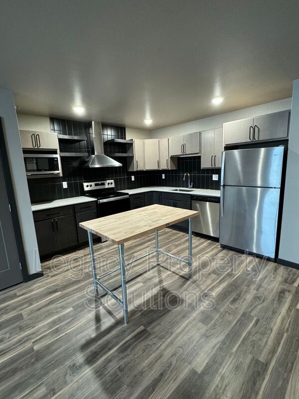 Bismarck House: 226 E Greenfield Ln