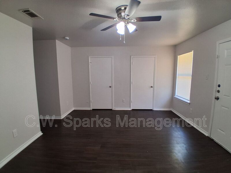 Dallas House: 13651 Biggs St