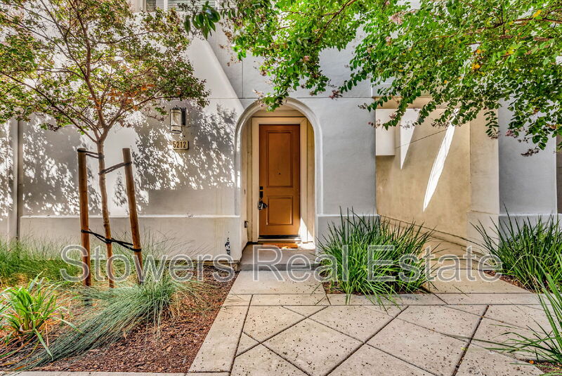 Dublin House: 5212 S Esprit Loop