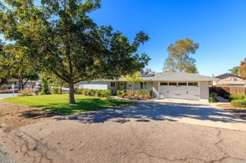 El Cajon House: 1806 Wight Way