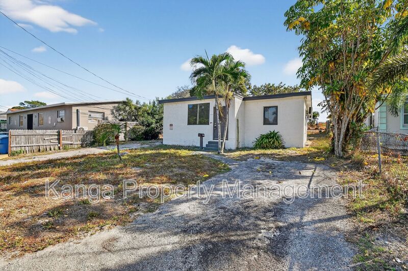 Riviera Beach House: 1257 W 35th St