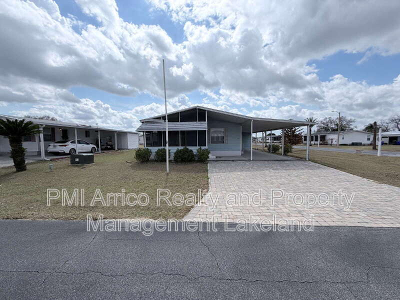 Lakeland House: 1504 Valiant Dr