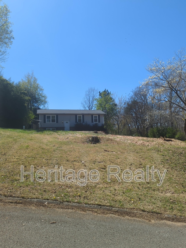 Knoxville House: 1304 E. Woodshire Drive