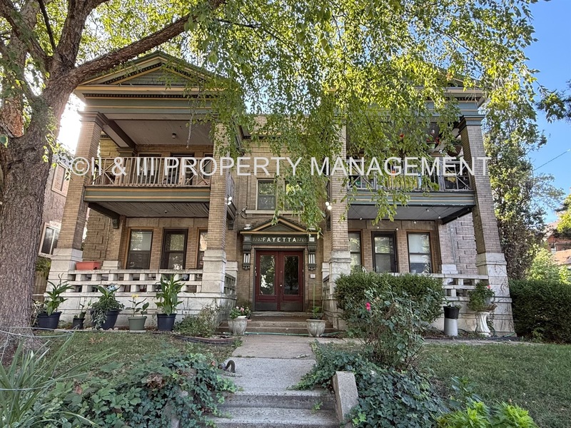 Kansas City House: 3700 Wyandotte St- Apt Basement