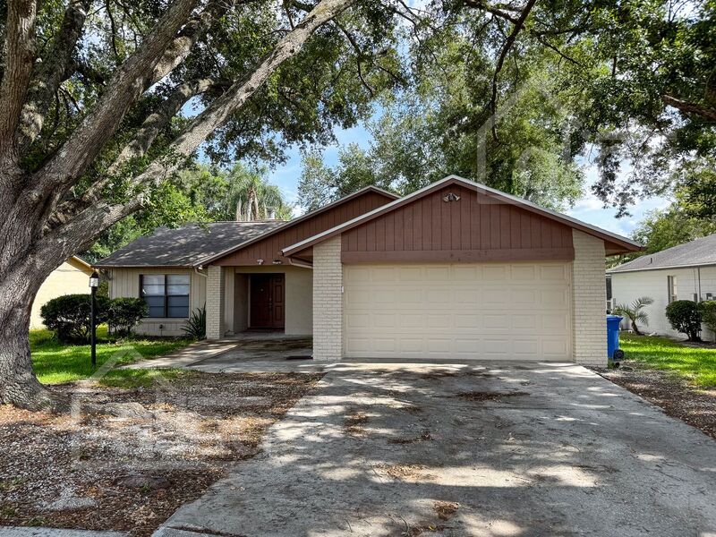 Lutz House: 17633 Meadowbridge Dr