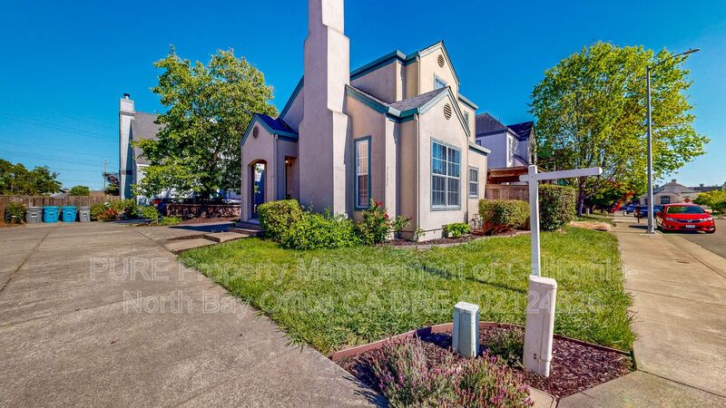 Santa Rosa House: 2332 Roburta Lane