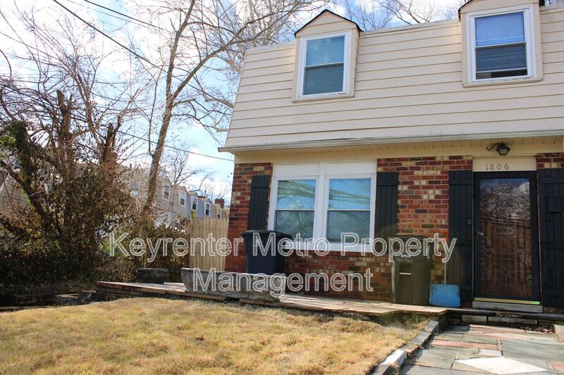 Hyattsville House: 1806 Palmer Park Rd